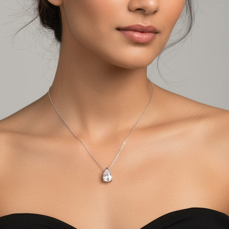 Collar de moissanita con corte de pera