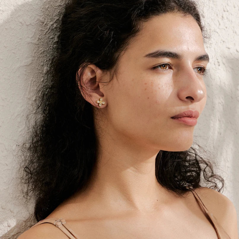 Pendientes pequeños con flor de circón