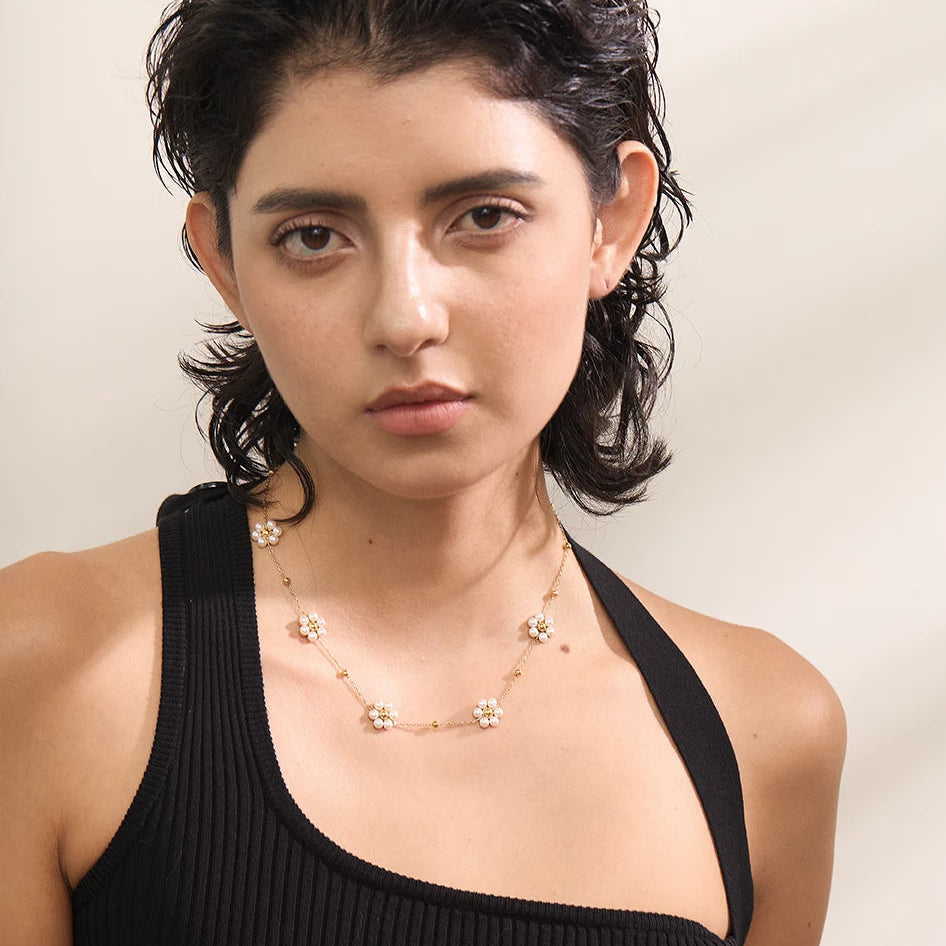 Collar de flores de perlas