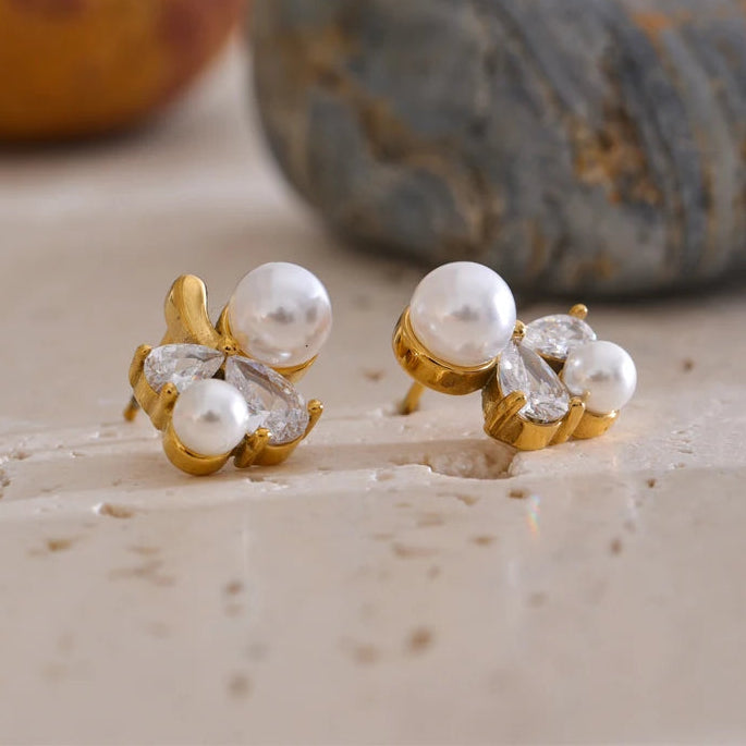 Pendientes con arreglo de perlas