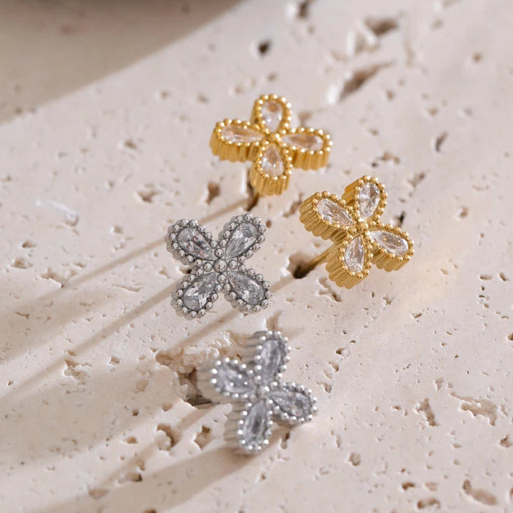 Pendientes pequeños con flor de circón