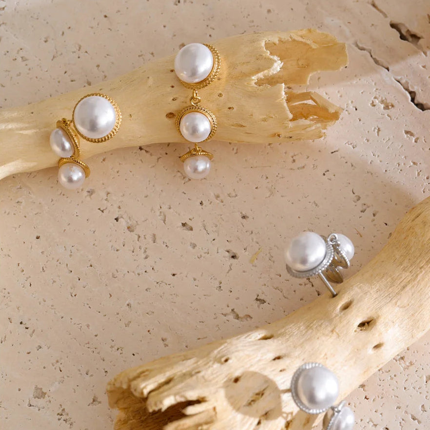 Pendientes pequeños de perlas