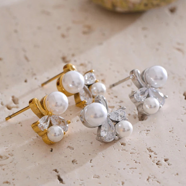 Pendientes con arreglo de perlas