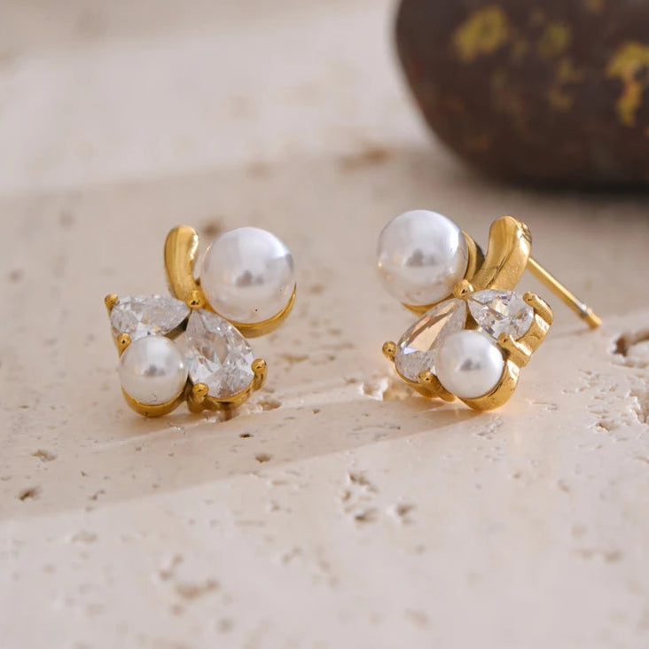 Pendientes con arreglo de perlas