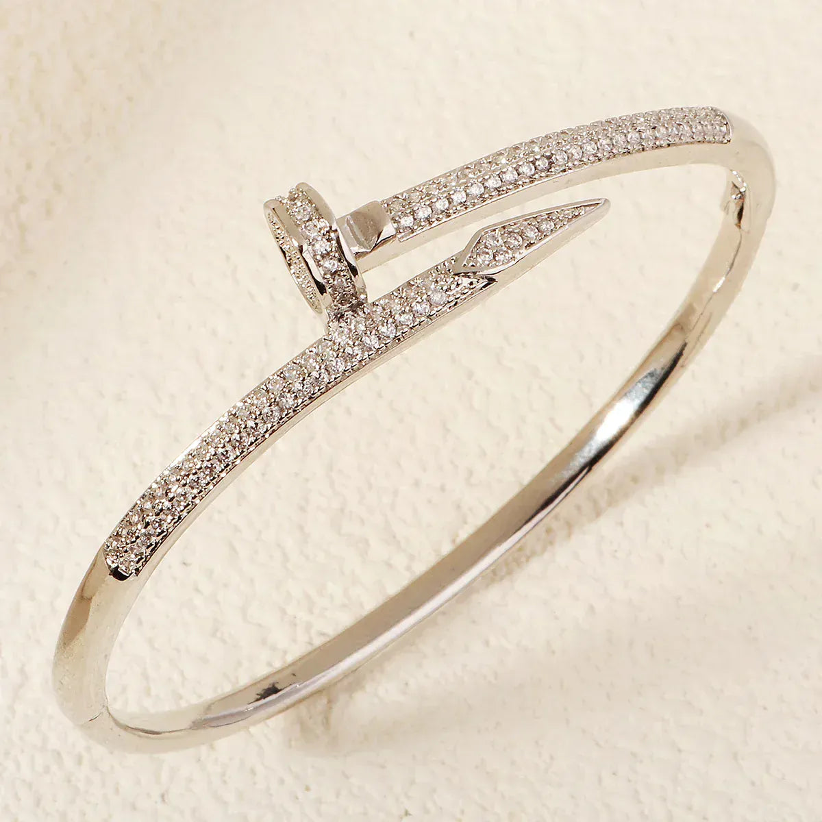 Pulsera de uñas brillantes