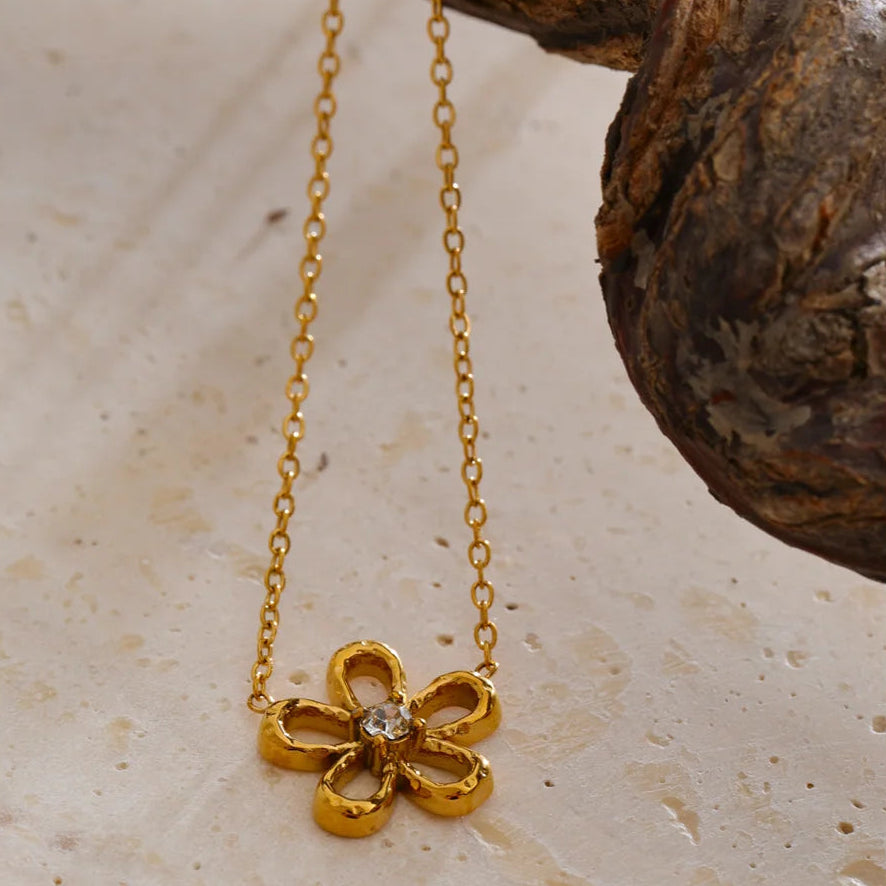 Collar con colgante de flor de circón