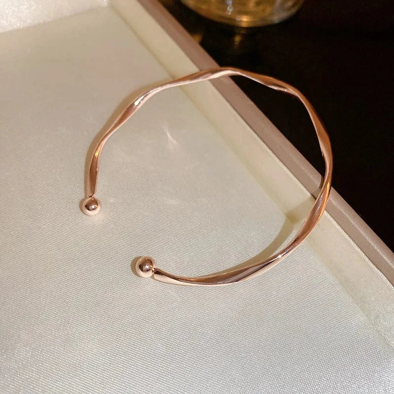 Pulsera minimalista retorcida 