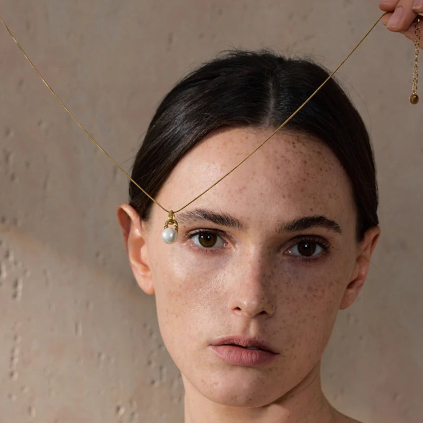 Collar de perlas minimalista