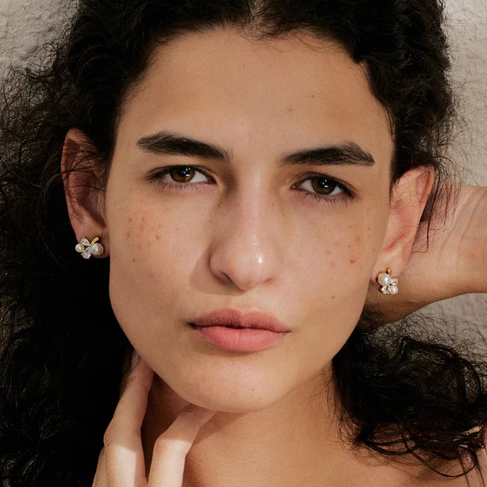 Pendientes con arreglo de perlas