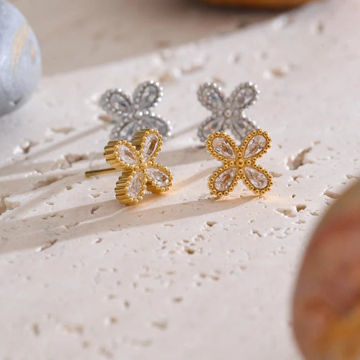 Pendientes pequeños con flor de circón