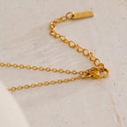 Colar com pendente de flor em zircónia