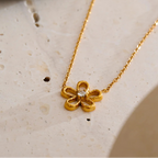 Colar com pendente de flor em zircónia