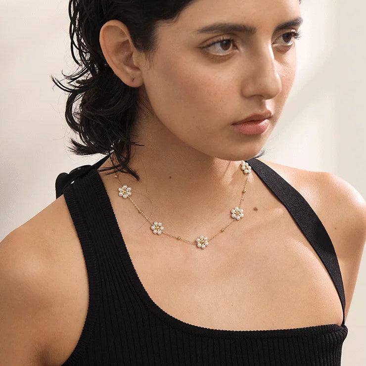 Collar de flores de perlas