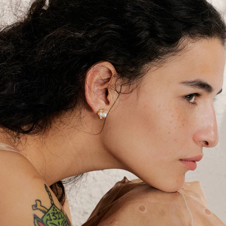 Pendientes con arreglo de perlas